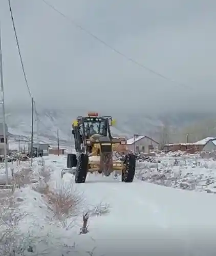 Tunceli’de kardan kapanan 15 köy yolunu açmak için çalışma başlatıldı