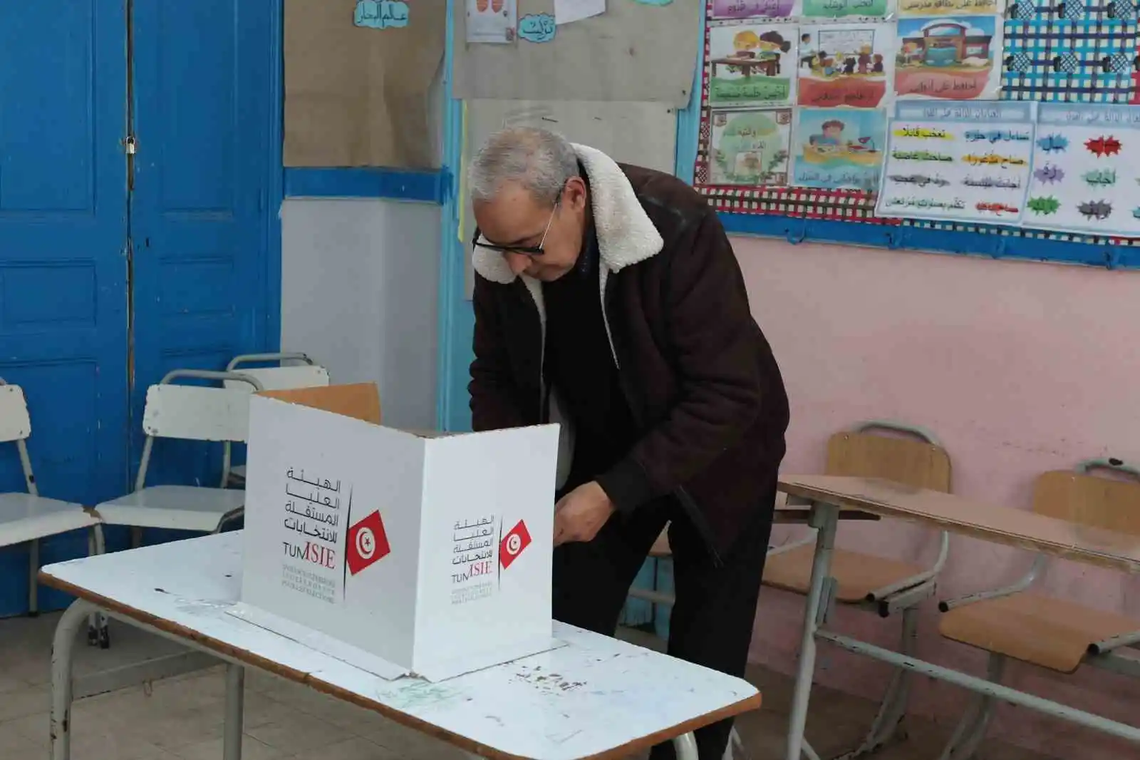 Tunus'ta halk parlamento seçimlerinin 2'nci turunda sandık başında
