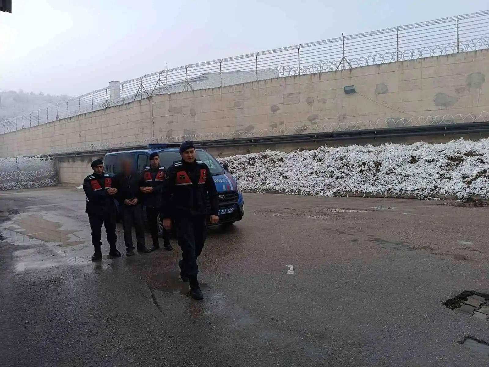 Turşu bidonu ve kavanozlara esrar zulalayan şahıs tutuklandı
