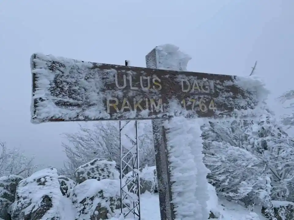 Ulus Dağı’na yağan kar, vatandaşları zirvede buluşturdu
