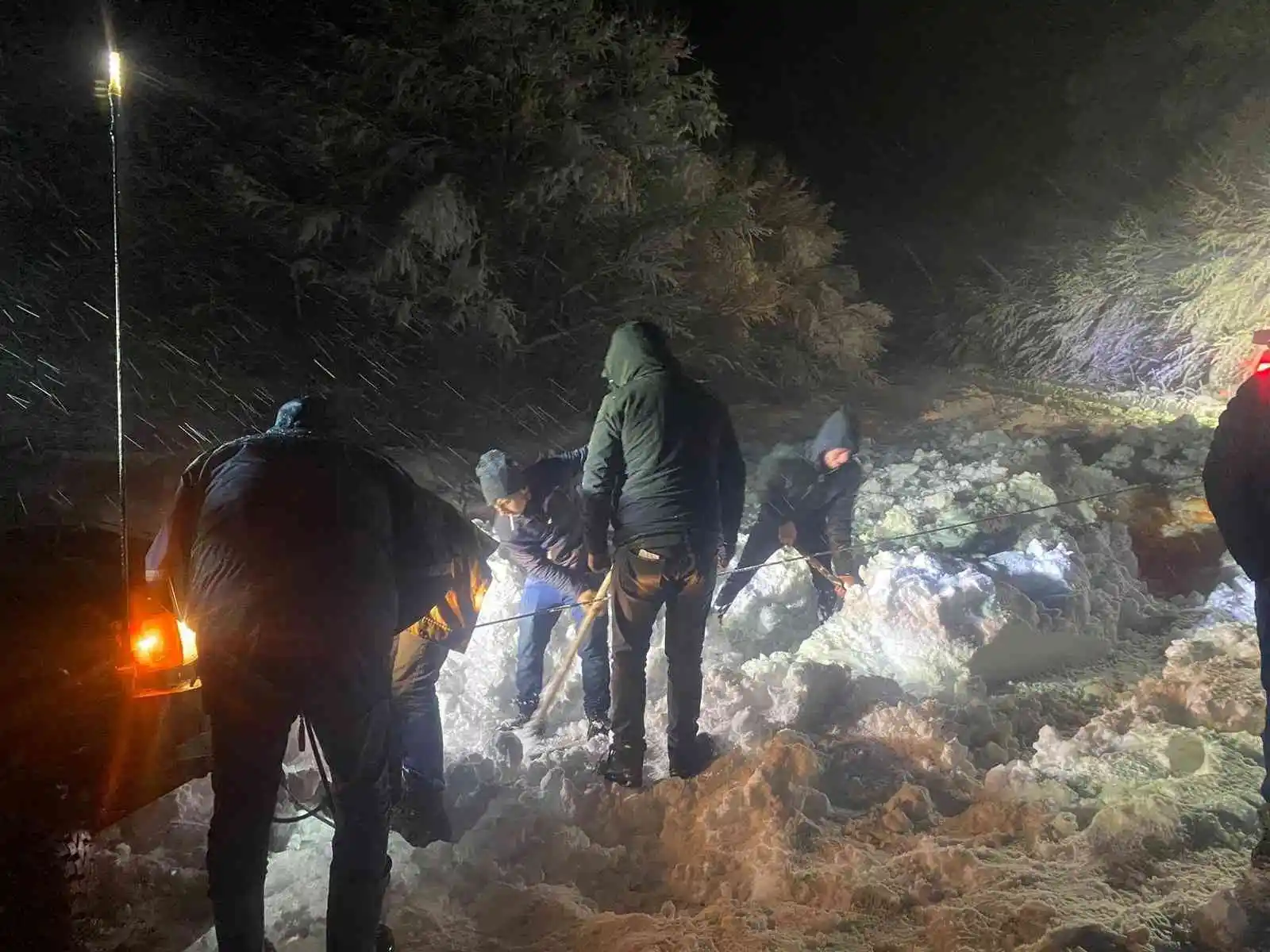 Ulus Dağı’na yağan kar, vatandaşları zirvede buluşturdu
