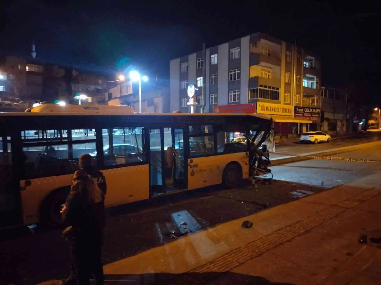 Ümraniye'de İETT otobüsü ile otomobil çarpıştı: 1'i ağır 5 yaralı
