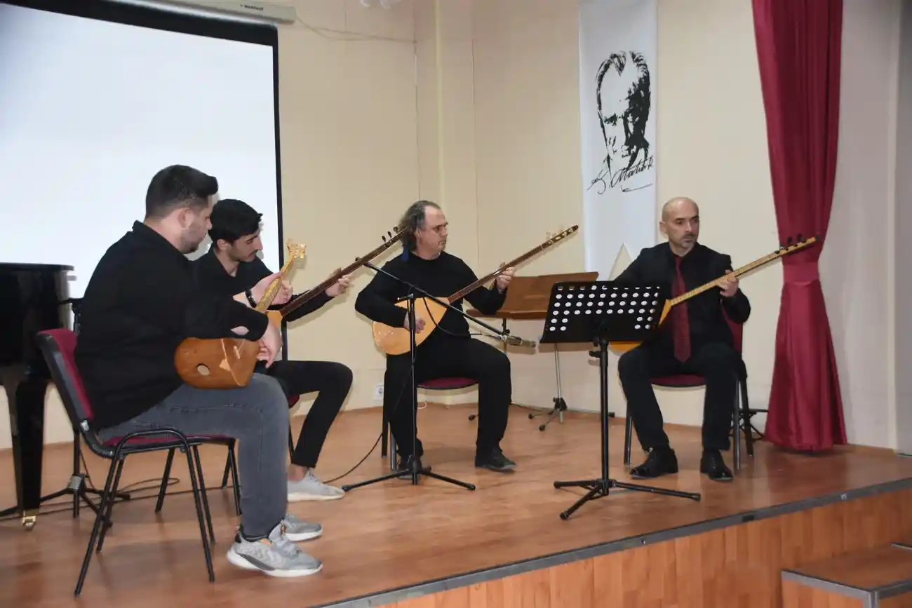 Üniversite öğrencilerinden müzik dinletisi