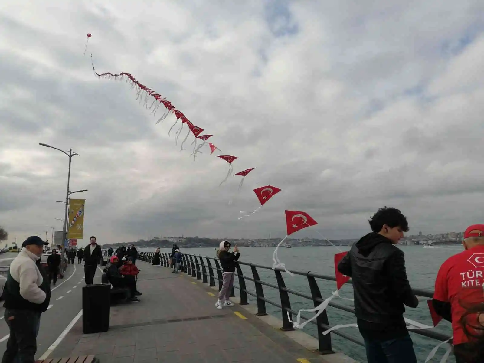 Üsküdar'da "225 metrelik Türk bayraklı uçurtma treni" gökyüzünü süsledi
