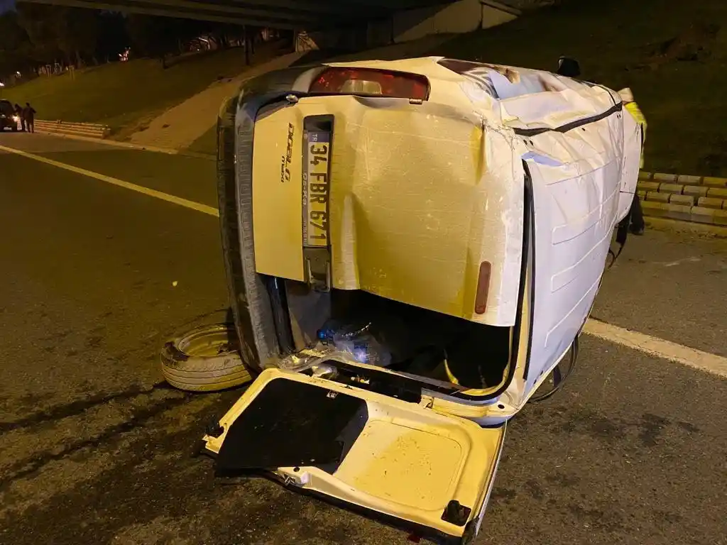 Üsküdar'da kontrolden çıkan araç köprüden bağlantı yoluna düştü: 4 yaralı
