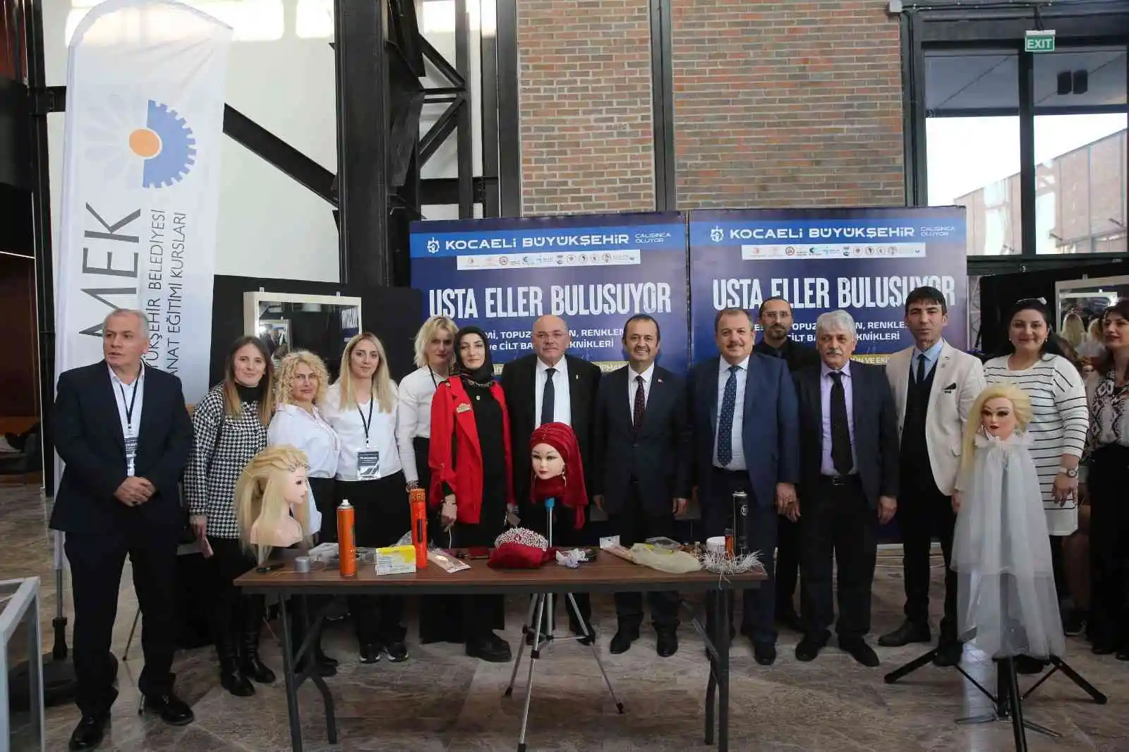 Usta kuaförler hünerlerini fuarda sergiledi
