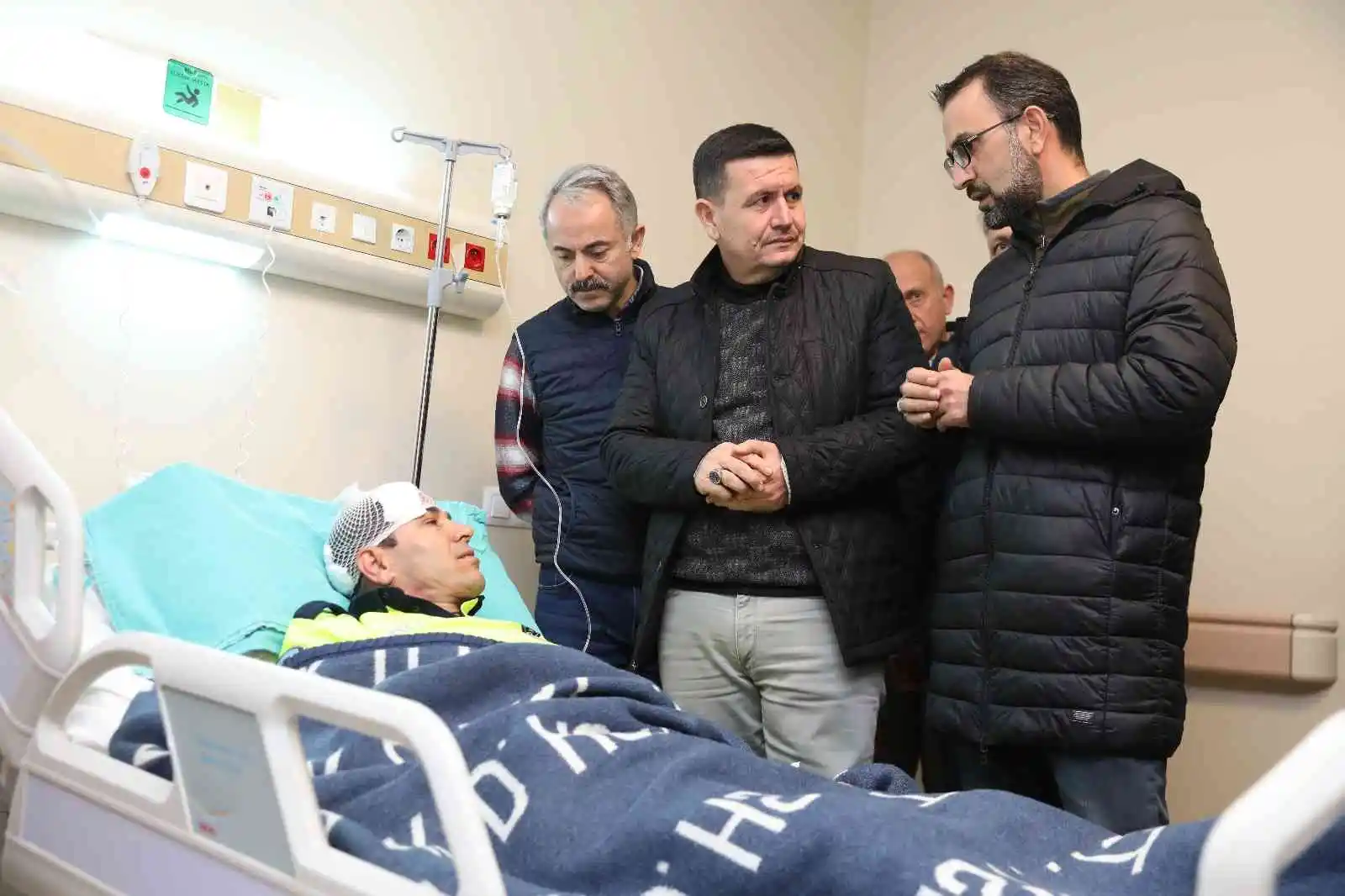 Vali Arslantaş, aracın çarpması sonucu yaralanan polis memurunu hastanede ziyaret etti
