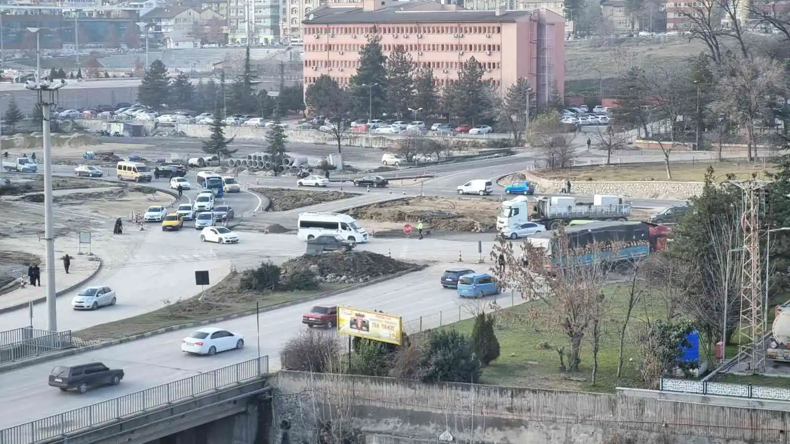 Vali Gürel yapımı devam eden yol çalışmalarını yerinde inceledi