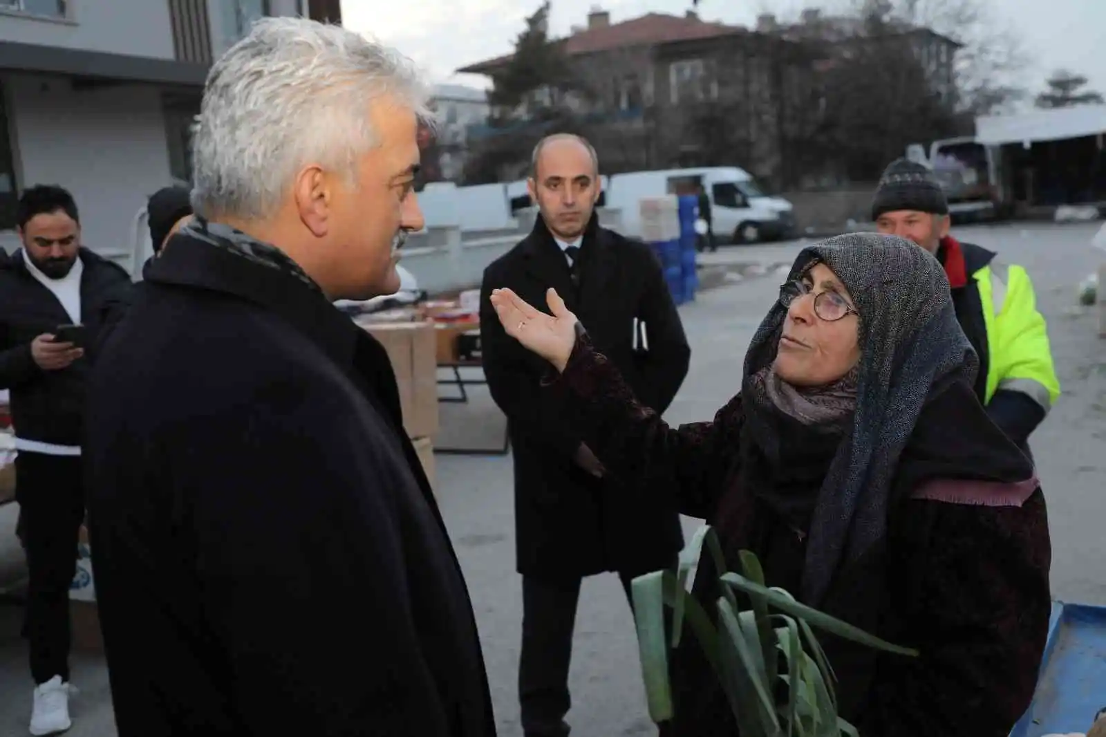 Vali Makas, Salı pazarını gezdi
