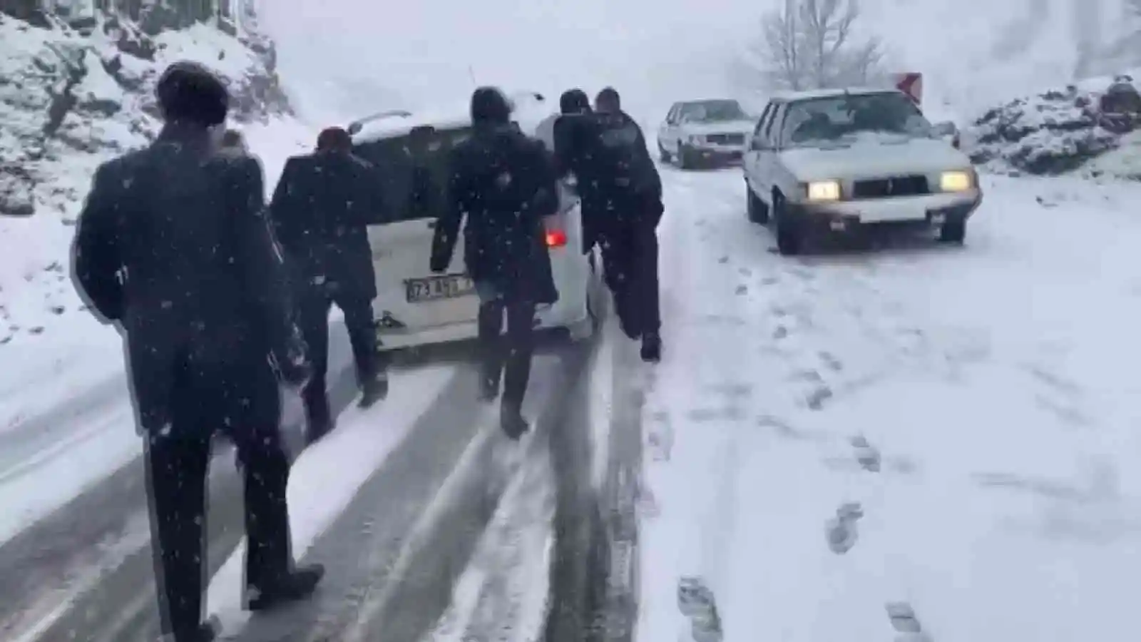 Vali ve milletvekili kar nedeniyle yolda kalan aracı itti
