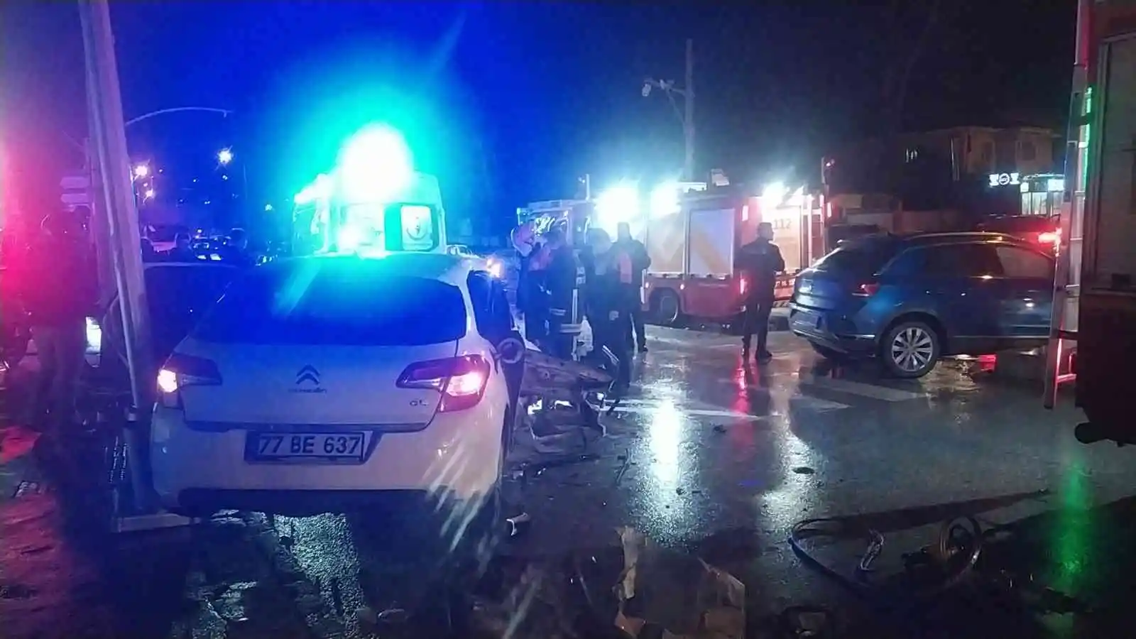 Yalova'da iki otomobil çarpıştı: 1'i ağır 4 yaralı

