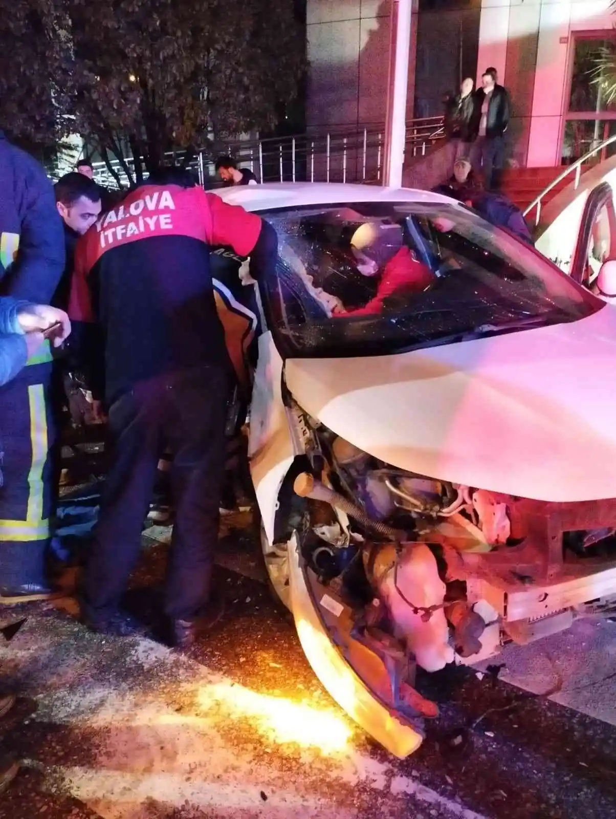 Yalova’da iki otomobil çarpıştı: 1’i ağır 4 yaralı
