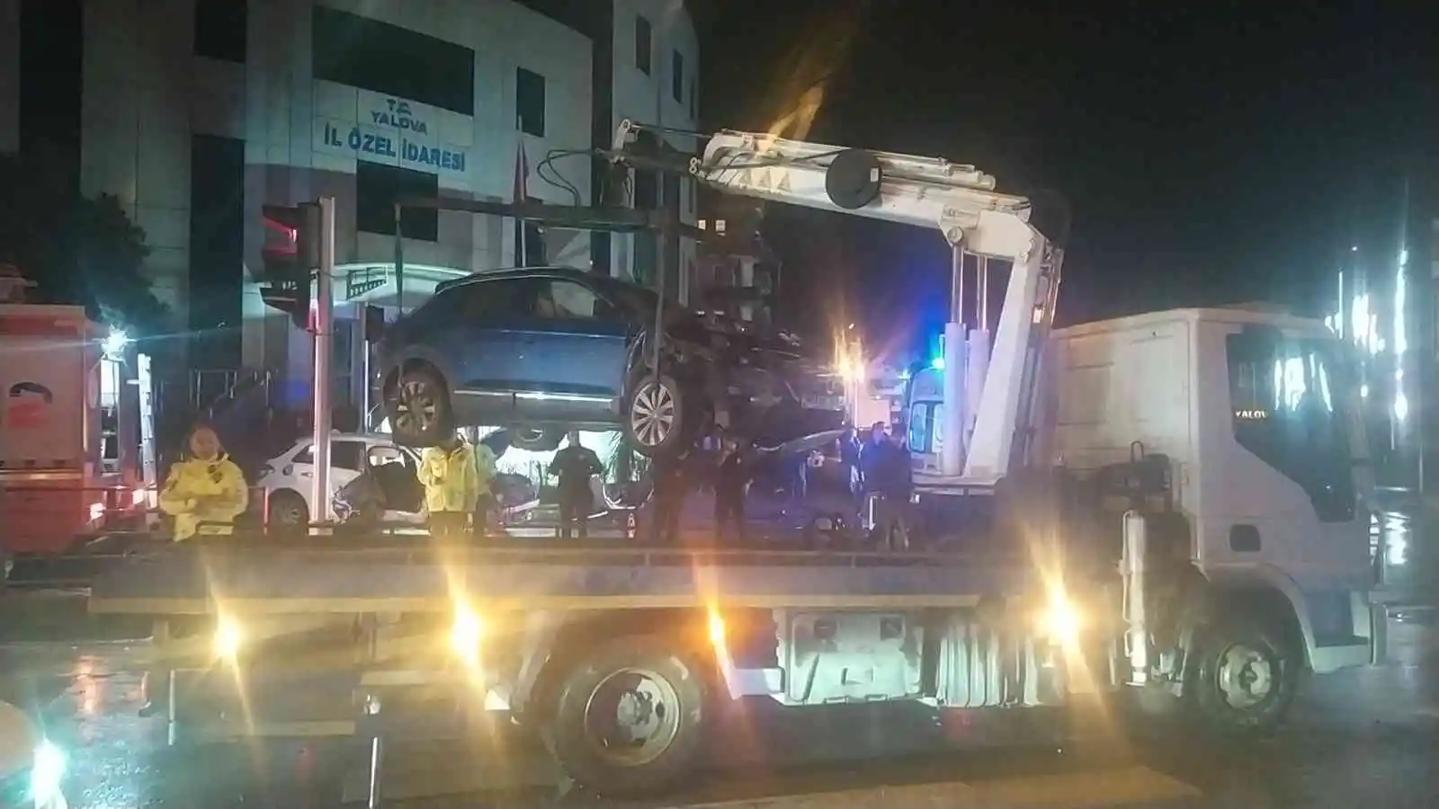 Yalova’da iki otomobil çarpıştı: 1’i ağır 4 yaralı
