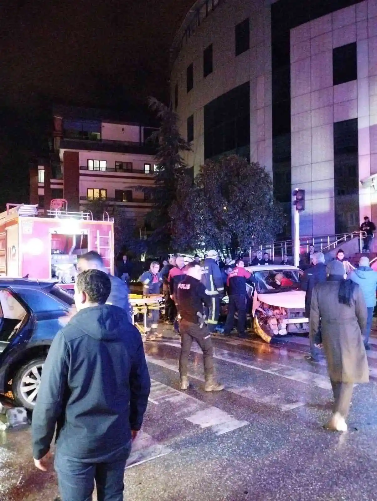 Yalova’da iki otomobil çarpıştı: 1’i ağır 4 yaralı
