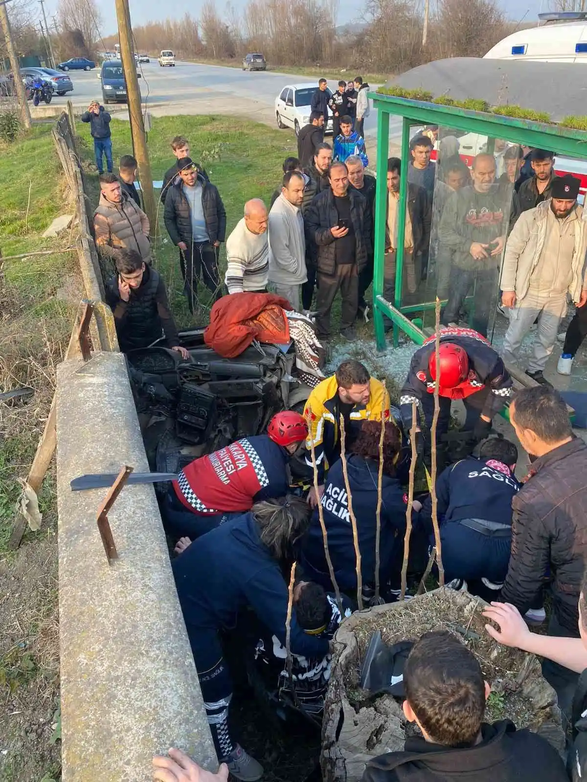 Yolcu durağına çarpan otomobil ikiye bölündü: 2 yaralı
