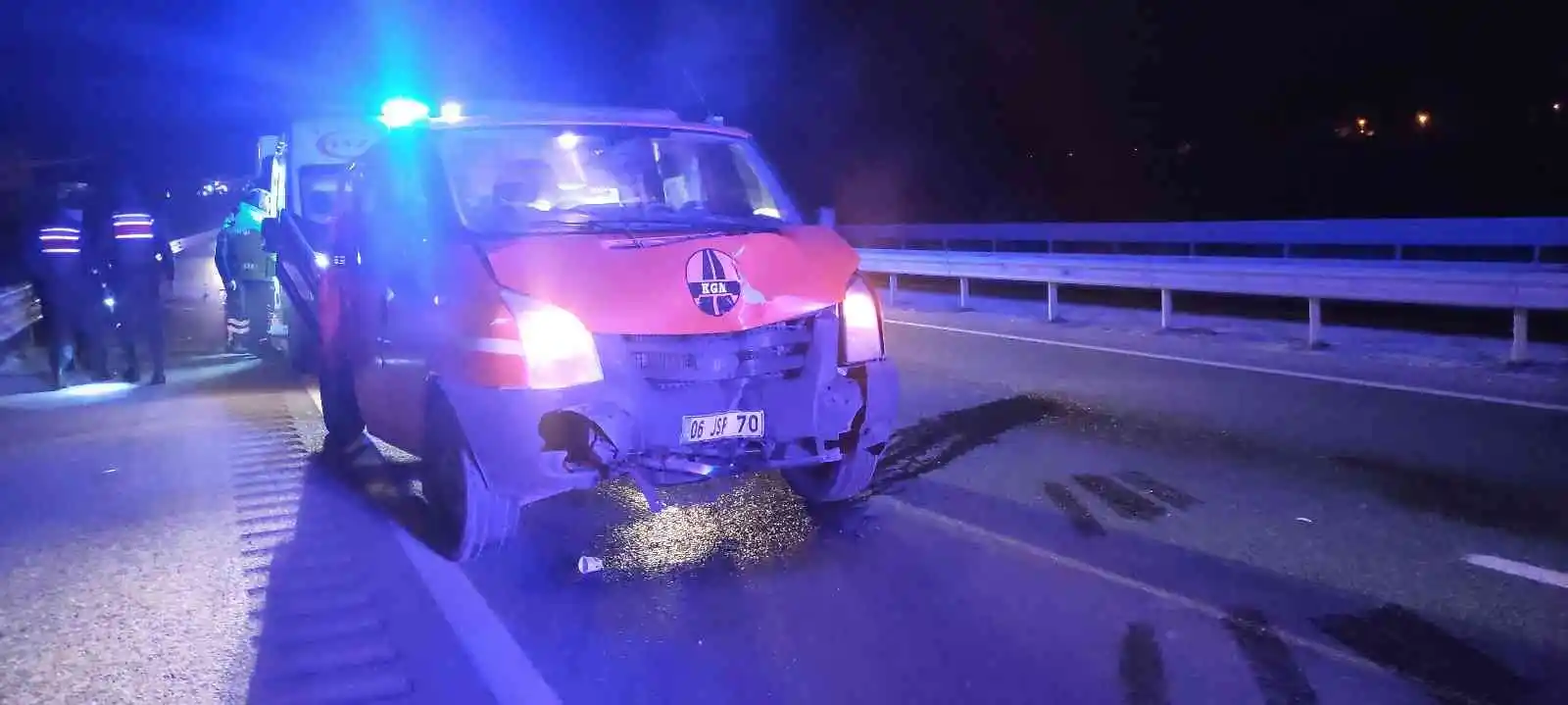 Yolda kalan sürücüye yardım etmek için duran karayolları ekibinin aracına tır çarptı: 3 yaralı
