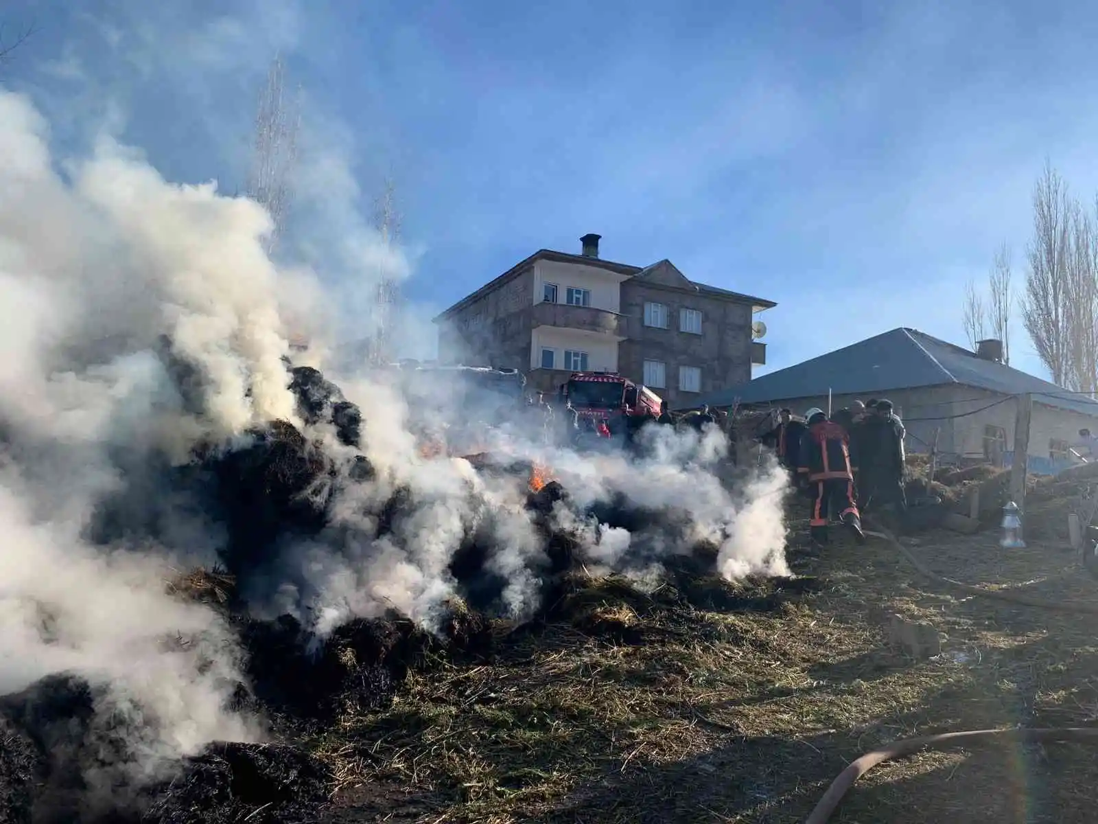 Yüksekova’da 4 bin bağ ot yandı
