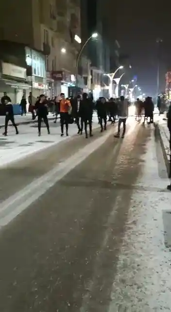 Yüksekova’da Galatasaraylılar sevinçlerini caddelere taşıdı
