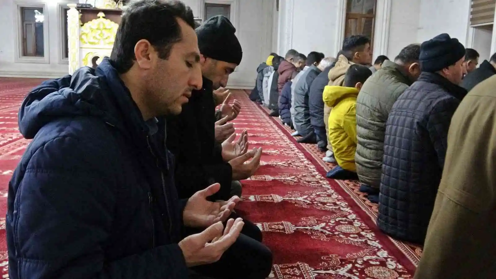 Yüksekovalılar İsveç’te Kur’an-ı Kerim’i yakan Rasmus Paludan’ın çirkin eylemine karşı sabah namazında dualarla tepki gösterdiler
