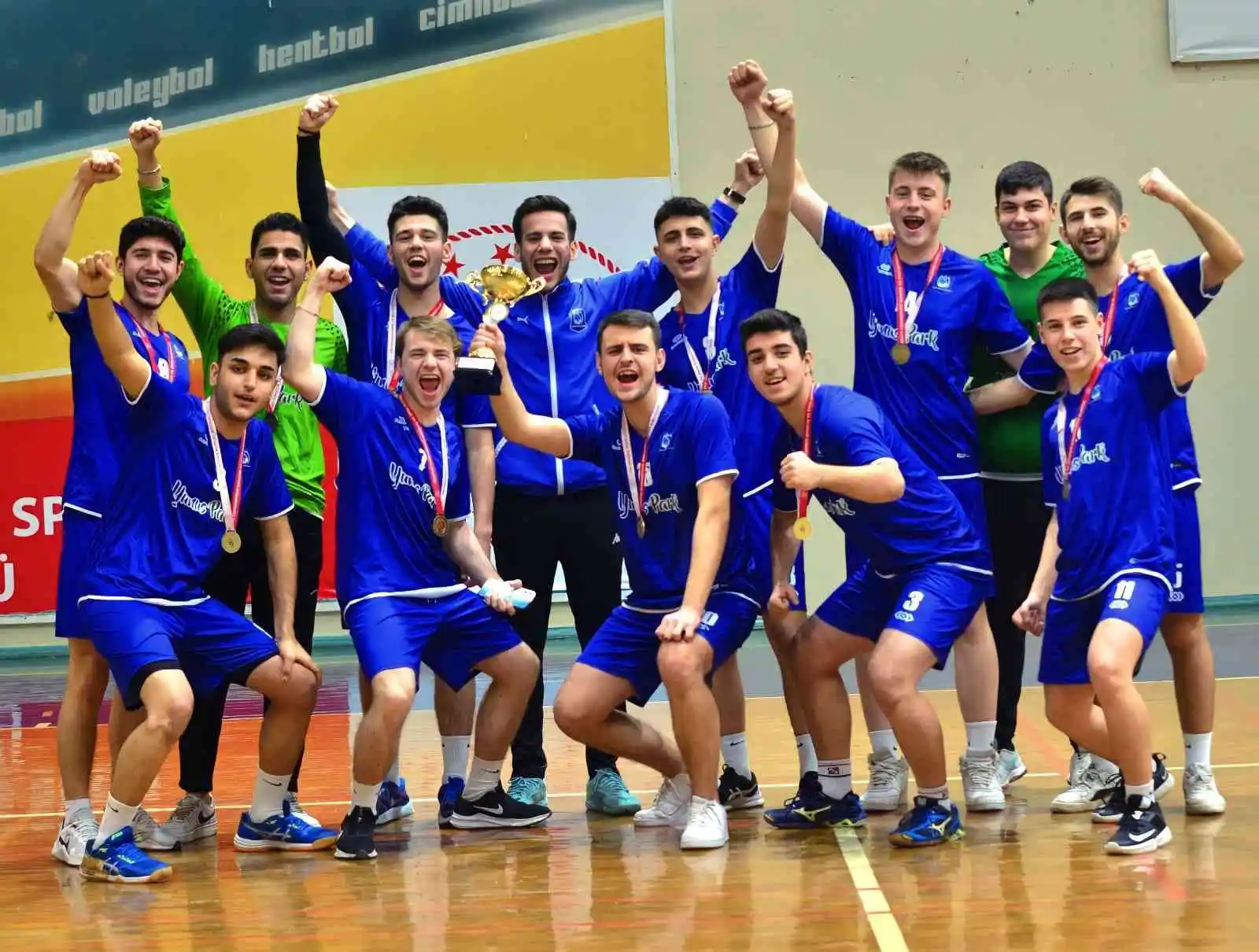 Yunusemre Belediyesporlu gençler hentbolda şampiyon
