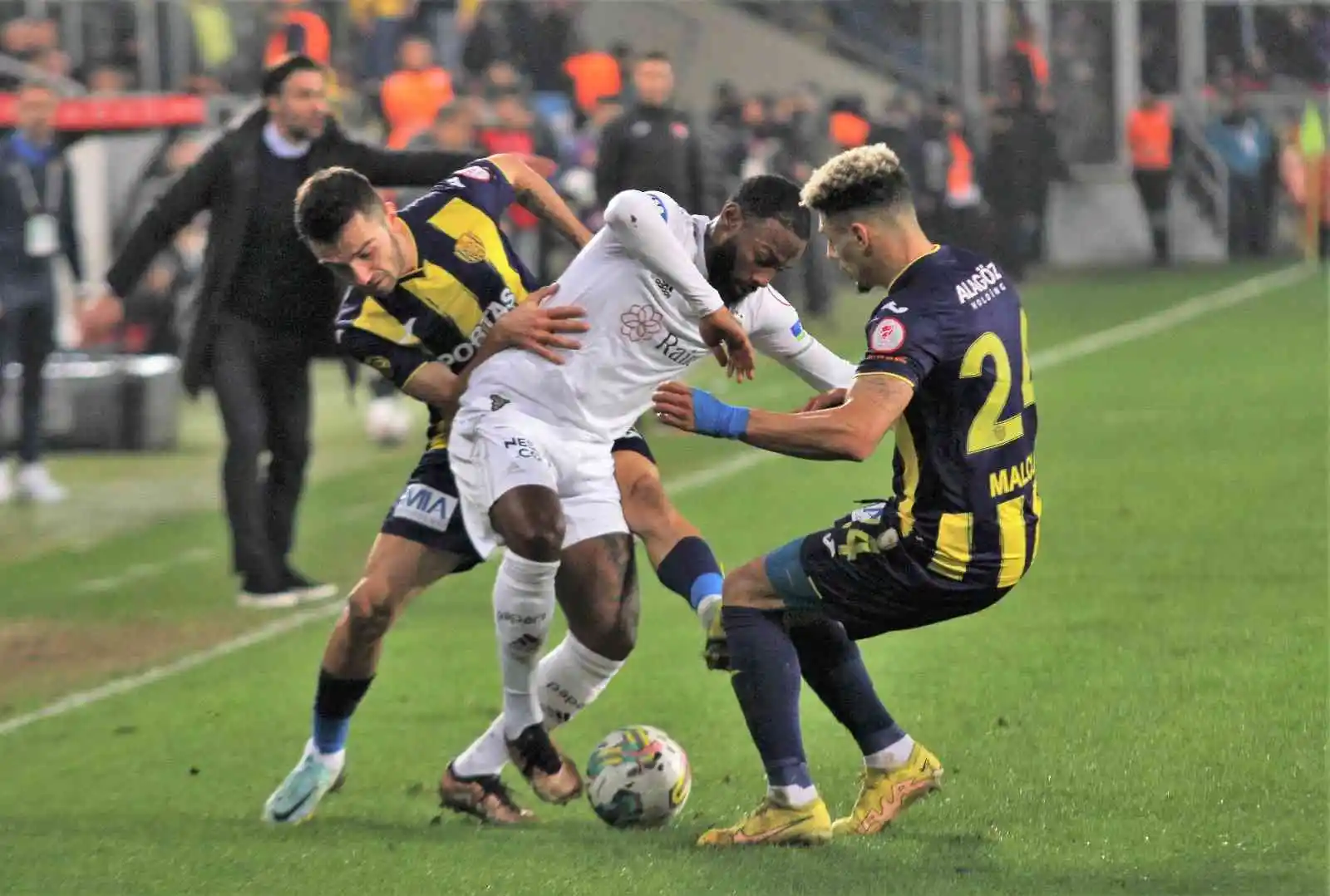 Ziraat Türkiye Kupası: MKE Ankaragücü: 1 - Beşiktaş: 0 (İlk yarı)
