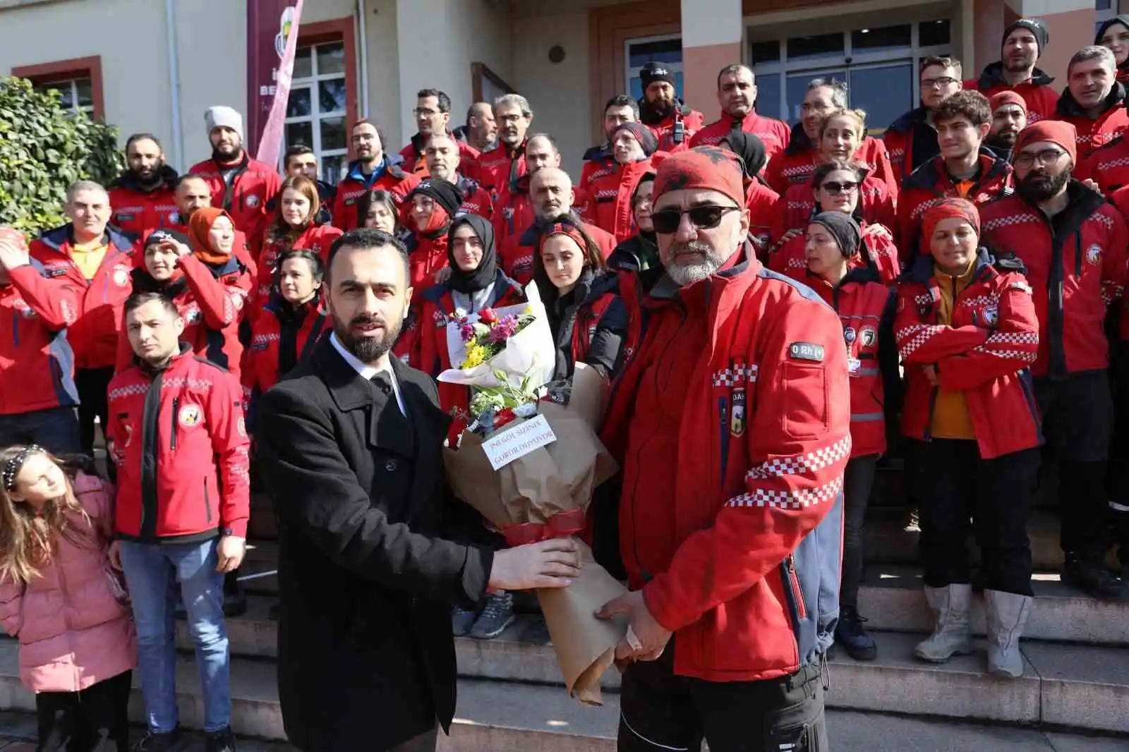 222 saat sonra gelen inanılmaz kurtuluşun kahramanları gözyaşlarıyla karşılandı
