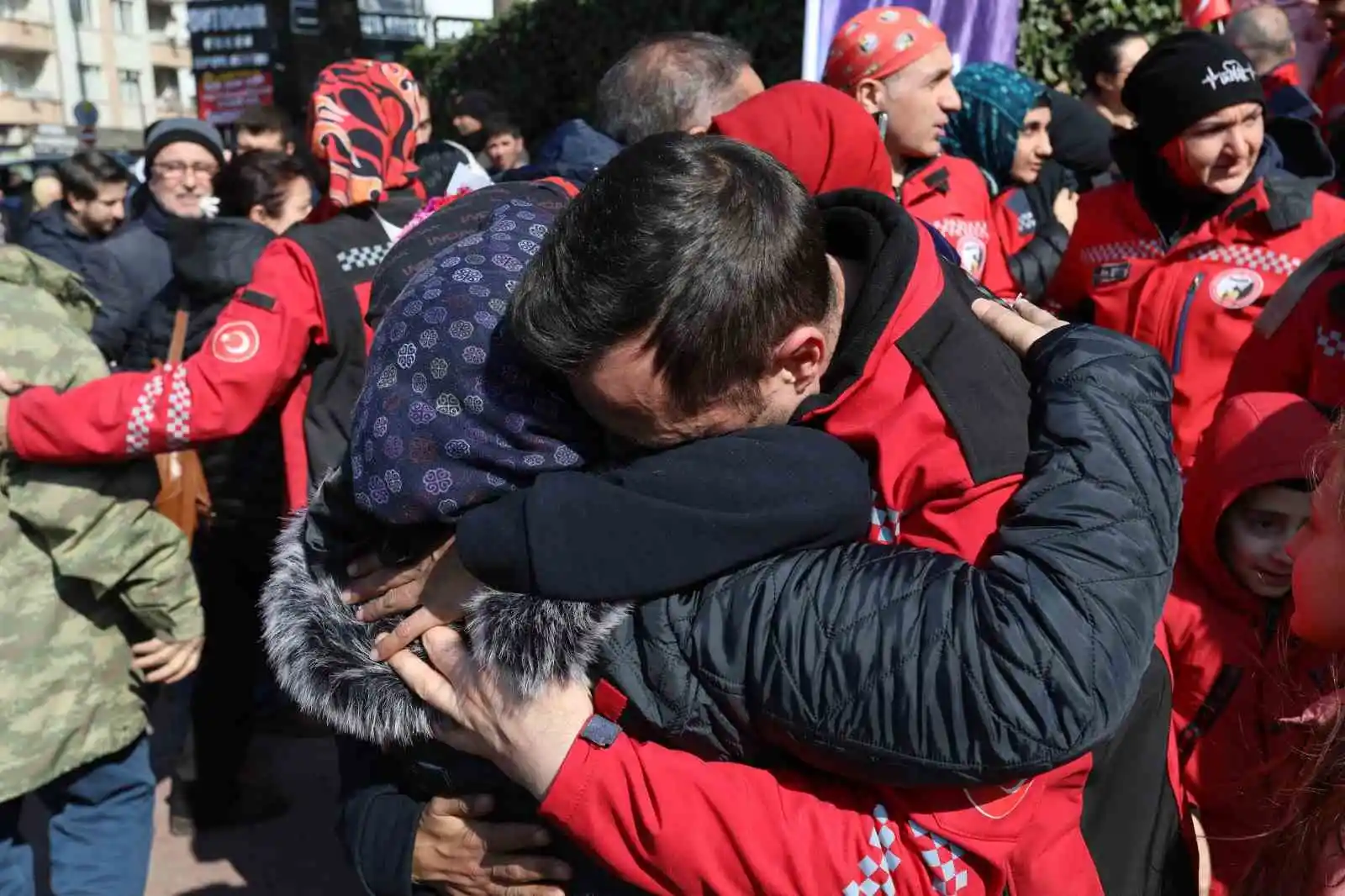 222 saat sonra gelen inanılmaz kurtuluşun kahramanları gözyaşlarıyla karşılandı
