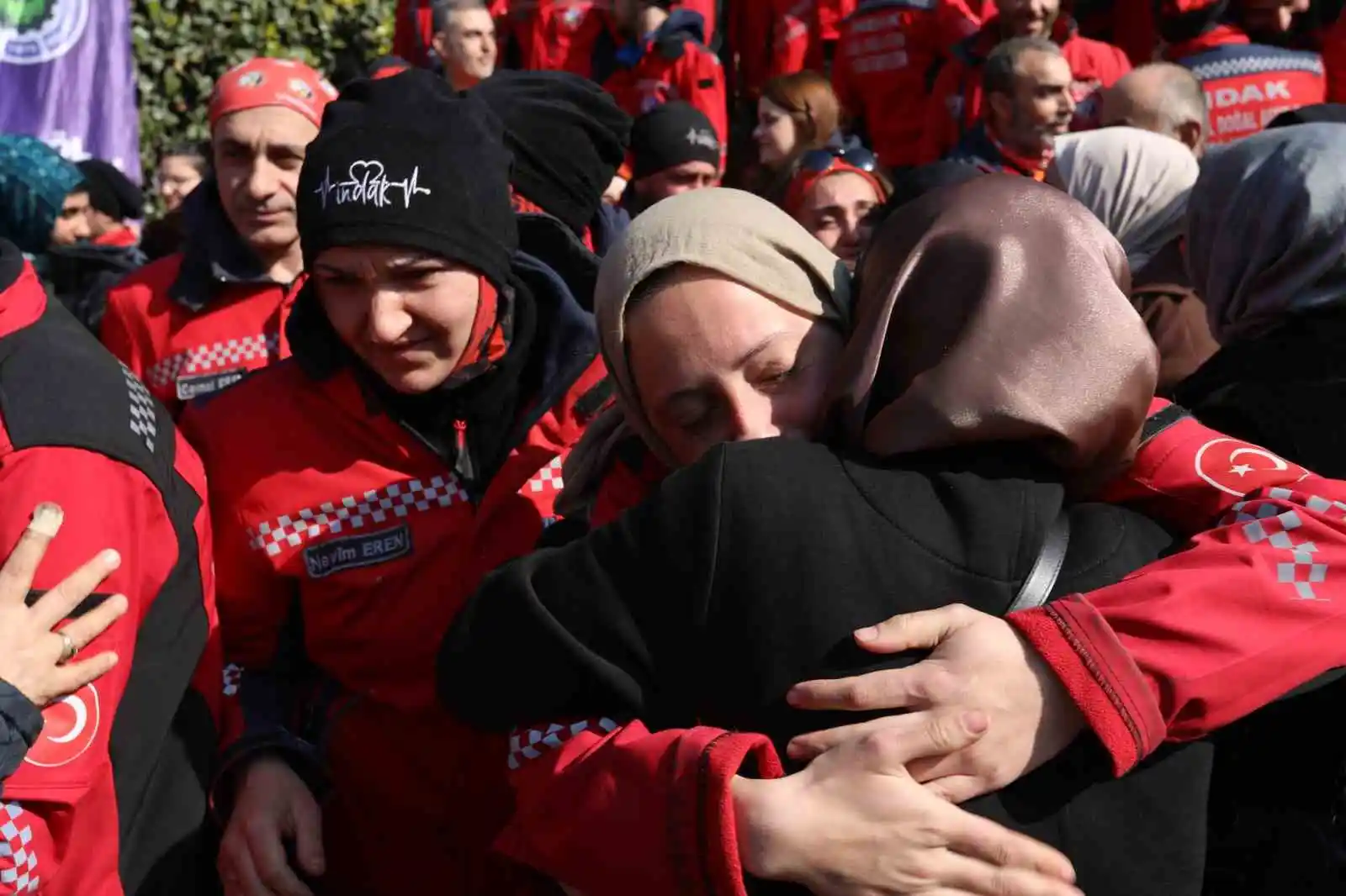 222 saat sonra gelen inanılmaz kurtuluşun kahramanları gözyaşlarıyla karşılandı
