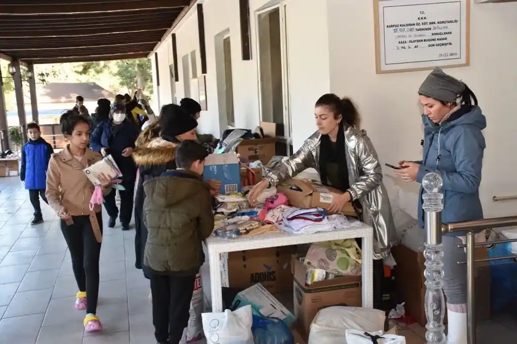 3'üncü Piyade Eğitim Tugay Komutanlığı depremzedelerle yakından ilgileniyor
