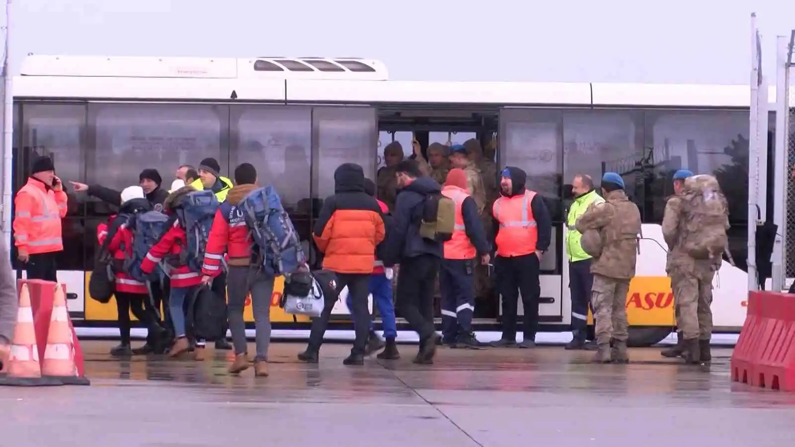 700 kişilik arama kurtarma ekibi, Sabiha Gökçen Havalimanı’ndan deprem bölgesine gitti
