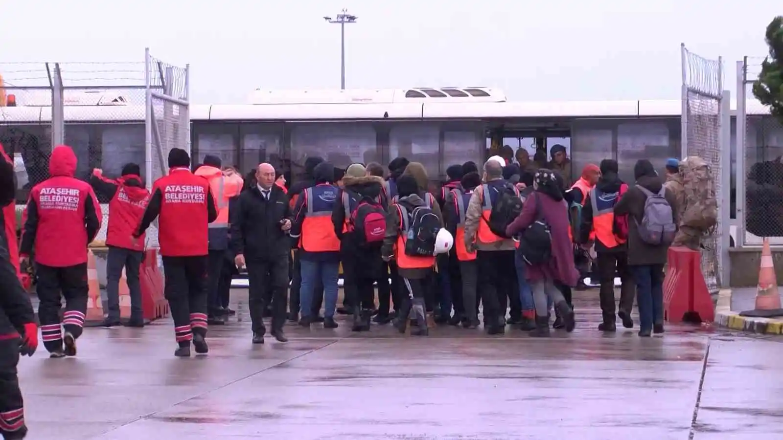 700 kişilik arama kurtarma ekibi, Sabiha Gökçen Havalimanı’ndan deprem bölgesine gitti
