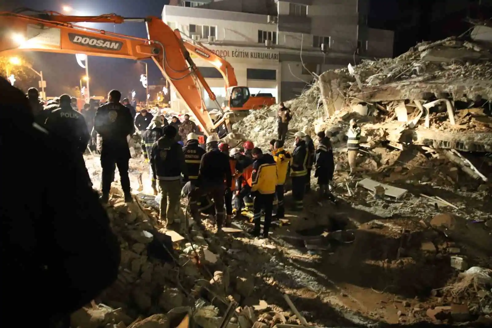 94 saat sonra enkaz altından yürüyerek çıktı, enkaz altında yakınlarını bekleyenlere umut oldu
