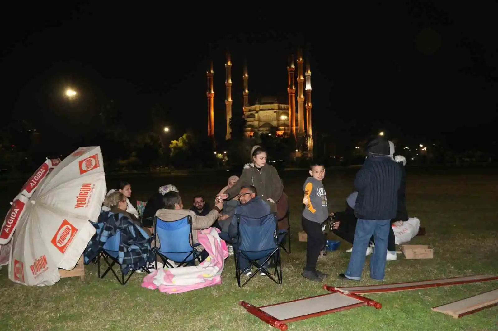 Adana'da vatandaşlar geceyi park ve bahçelerde geçiriyor
