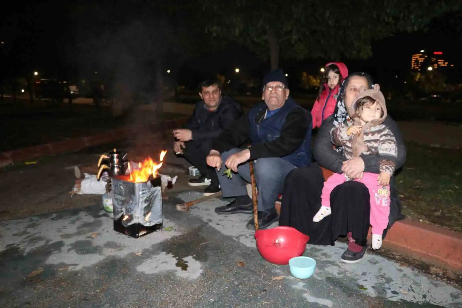 Adana’da vatandaşlar geceyi park ve bahçelerde geçiriyor
