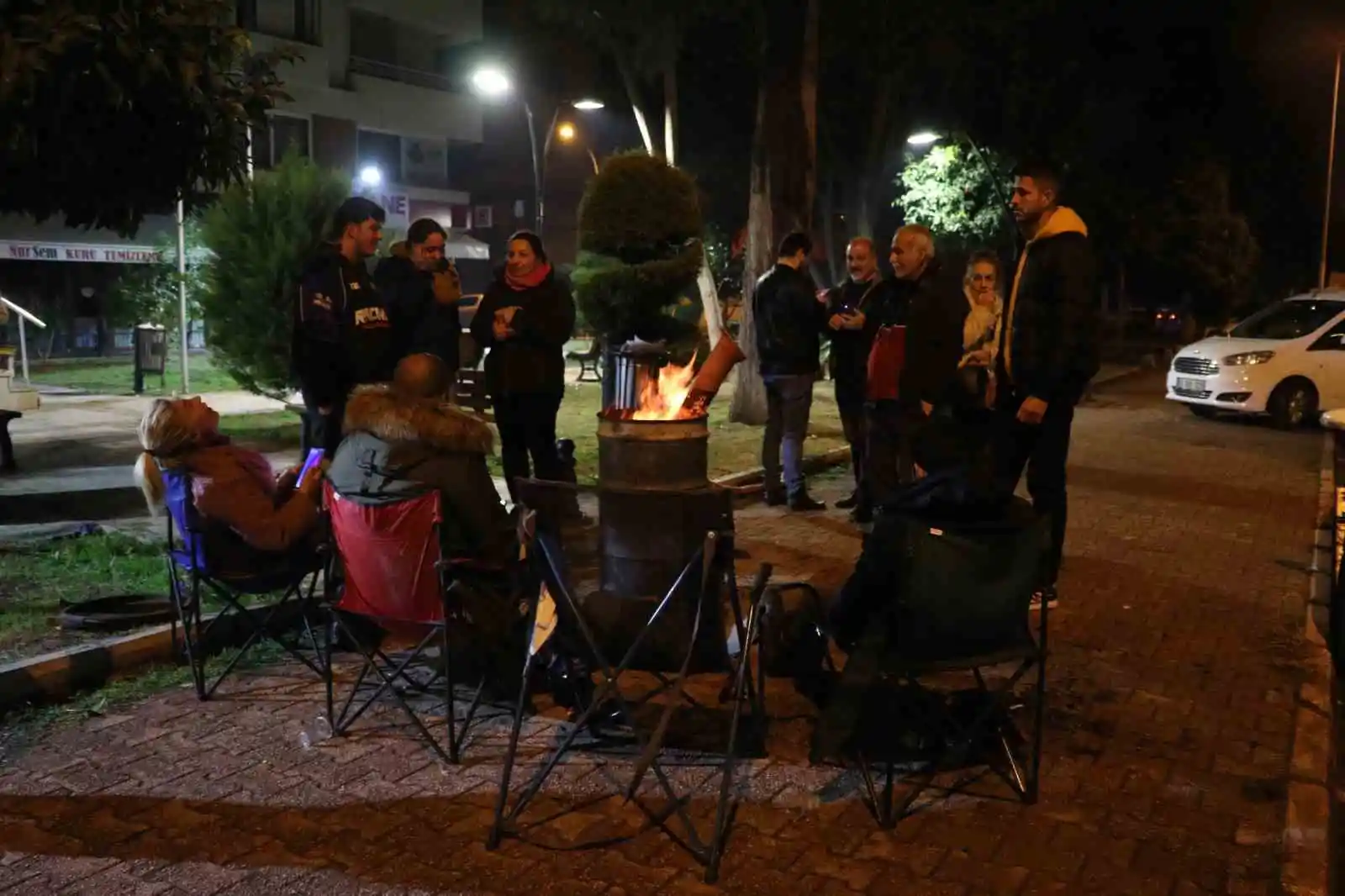 Adana’da vatandaşlar geceyi park ve bahçelerde geçiriyor
