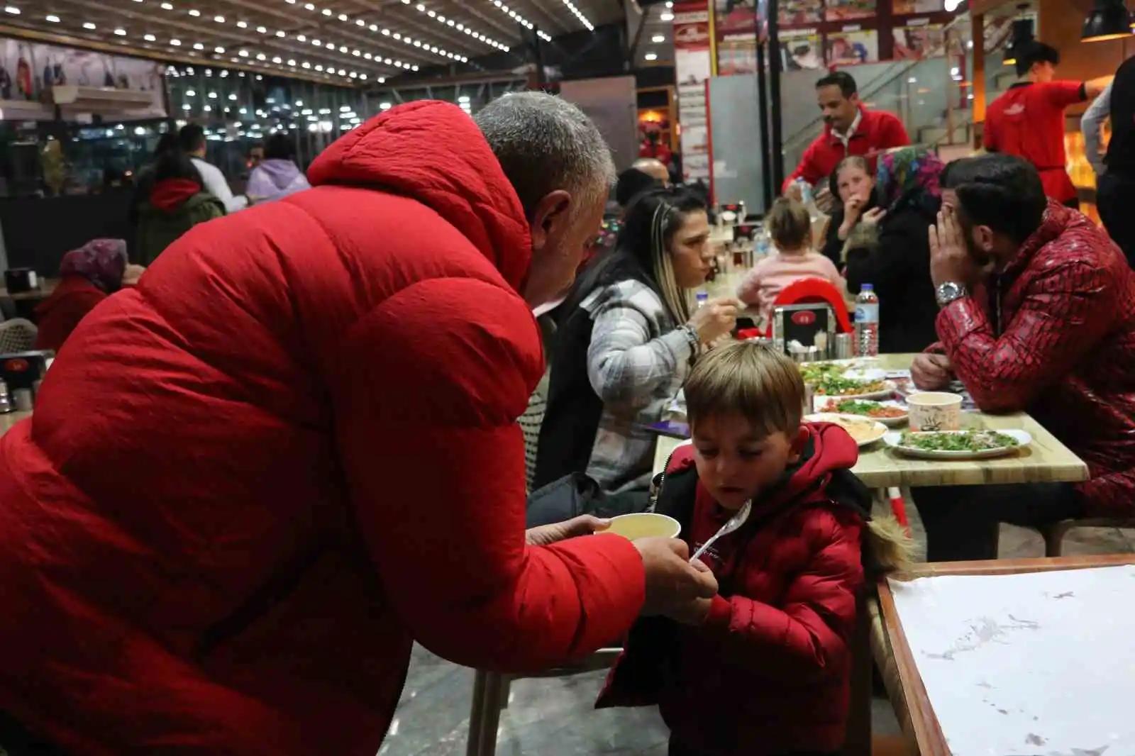 Adana’da vatandaşlar geceyi park ve bahçelerde geçiriyor
