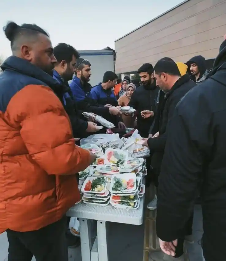 Adanalı kebapçı depremzedelere kebap dağıttı
