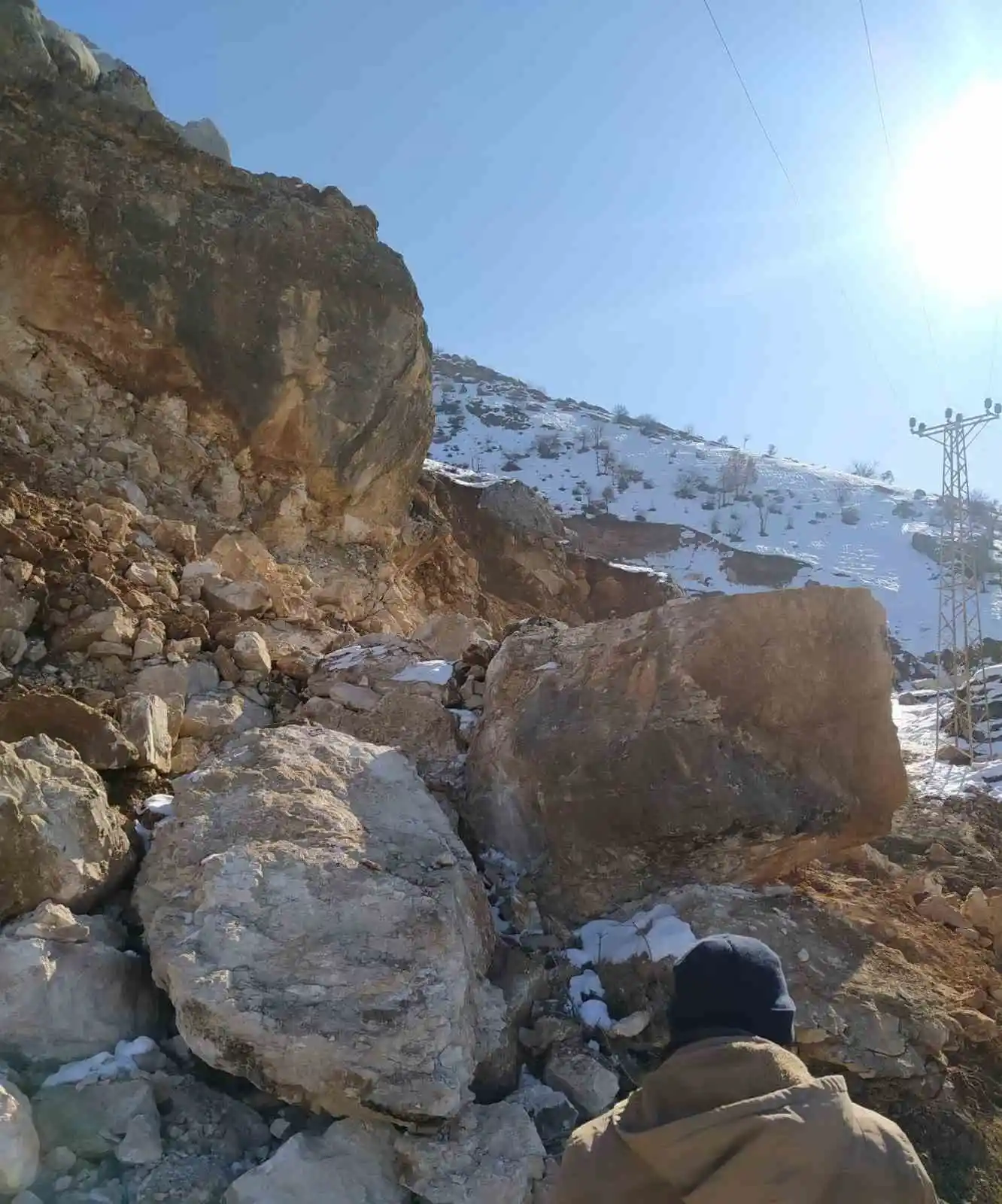 Afet bölgesinde kar ve heyelandan dolayı ulaşılamayan köylerde yol açma çalışması yapılıyor
