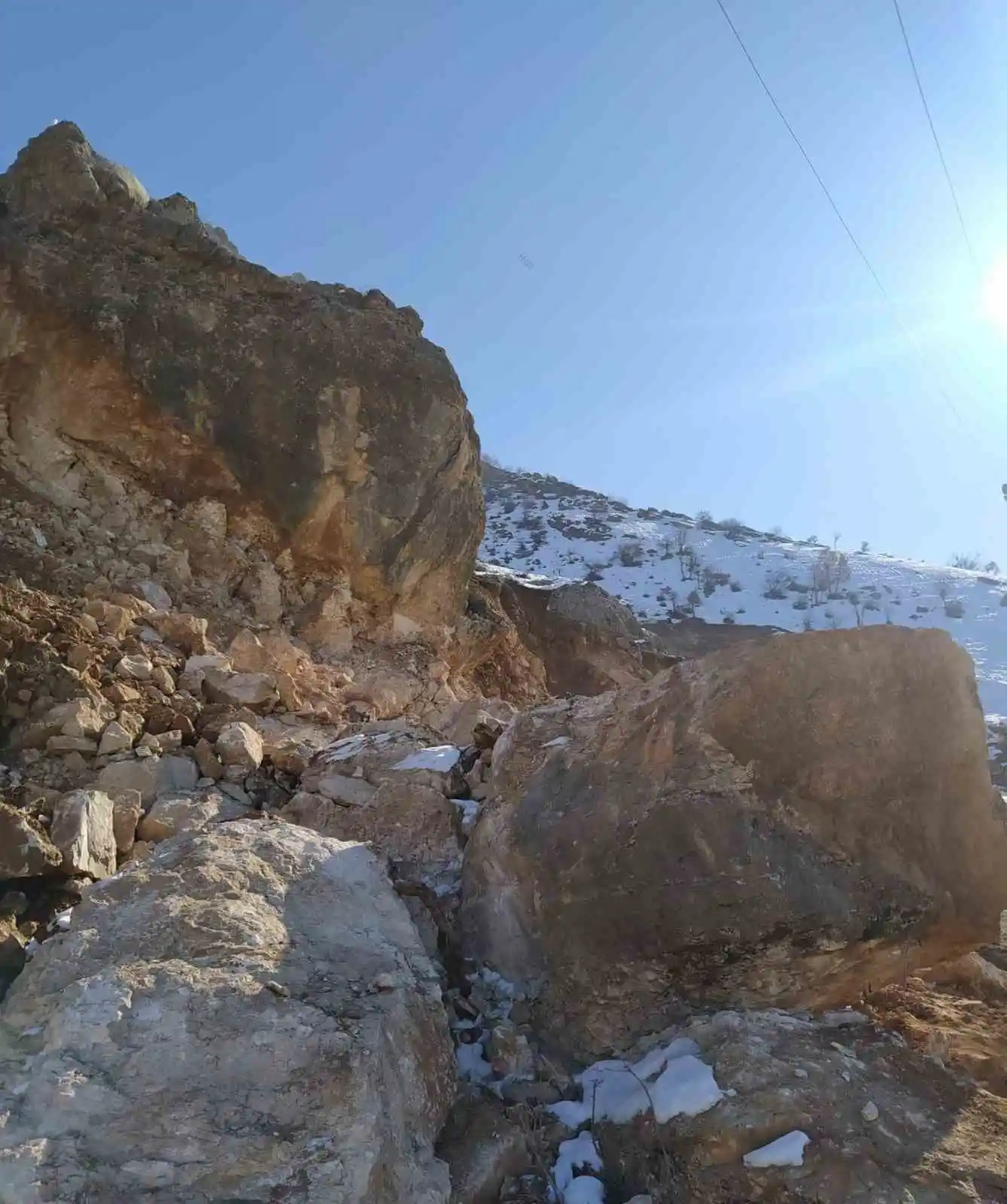 Afet bölgesinde kar ve heyelandan dolayı ulaşılamayan köylerde yol açma çalışması yapılıyor
