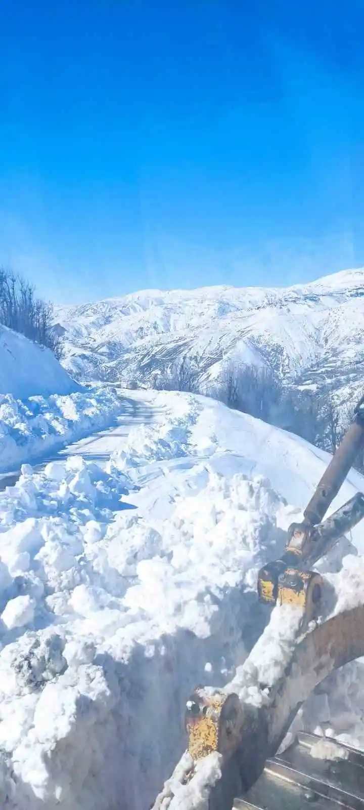 Afet bölgesinde kar ve heyelandan dolayı ulaşılamayan köylerde yol açma çalışması yapılıyor
