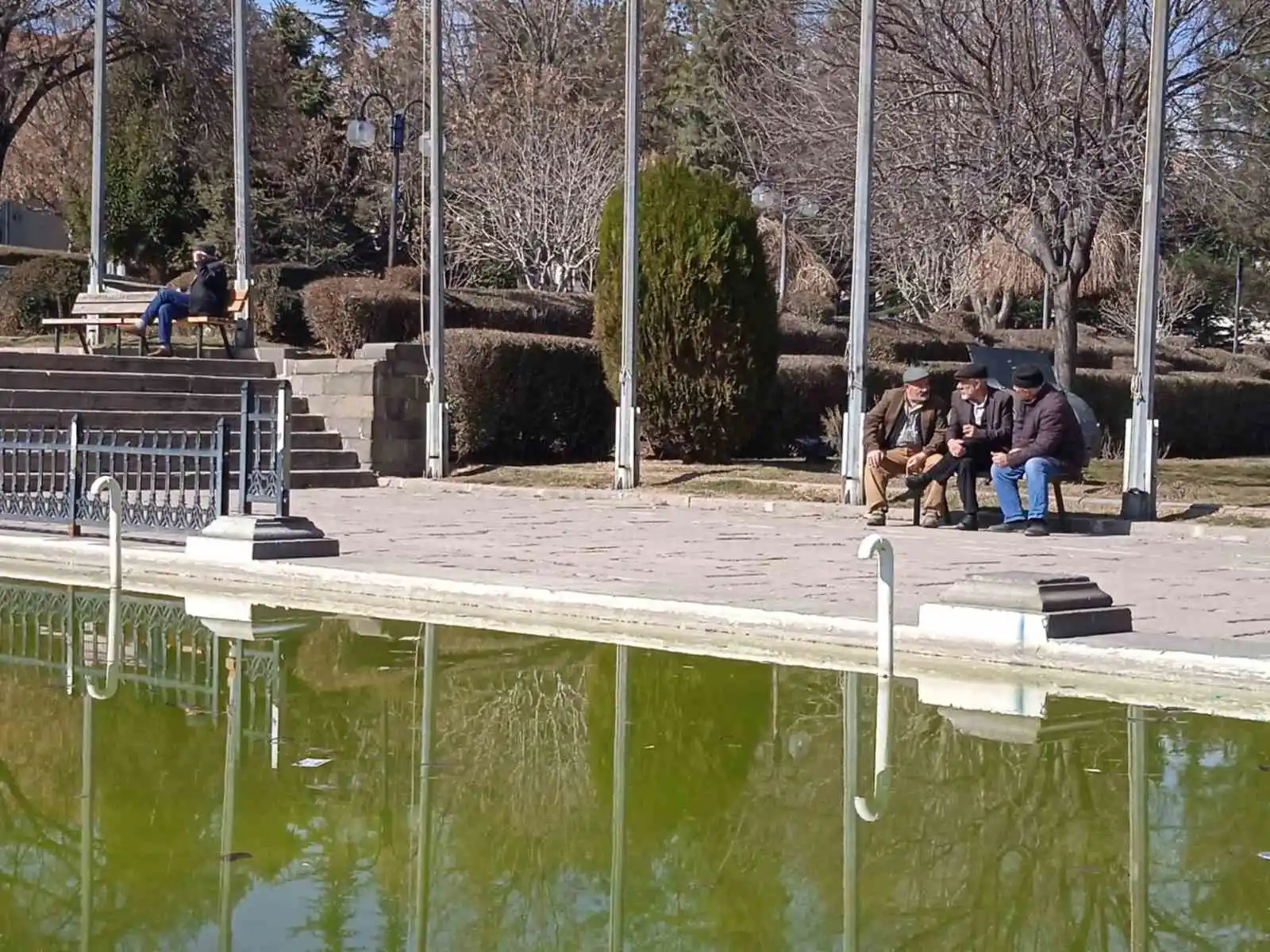 Afyonkarahisar'da vatandaşlar sıcak havanın tadını çıkardı
