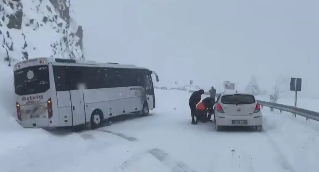 Ağır tonajlı araçlar yolda kaldı, Artvin-Ardahan yolu ulaşıma kapandı
