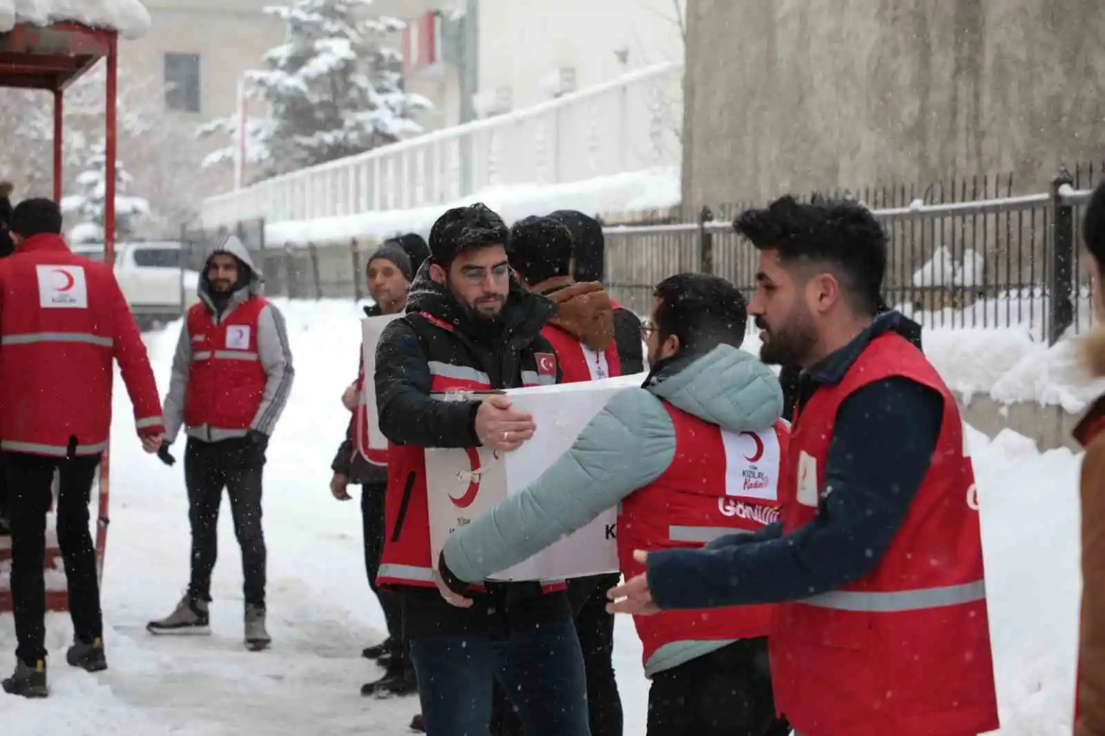 Ağrılılar depremzedeler için tek yürek oldu
