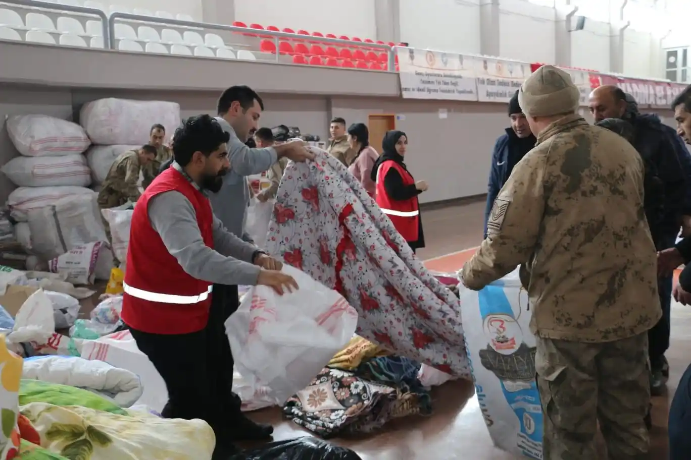 Ağrılılar depremzedeler için tek yürek oldu
