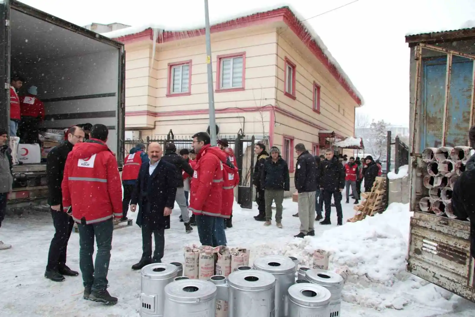 Ağrılılar depremzedeler için tek yürek oldu
