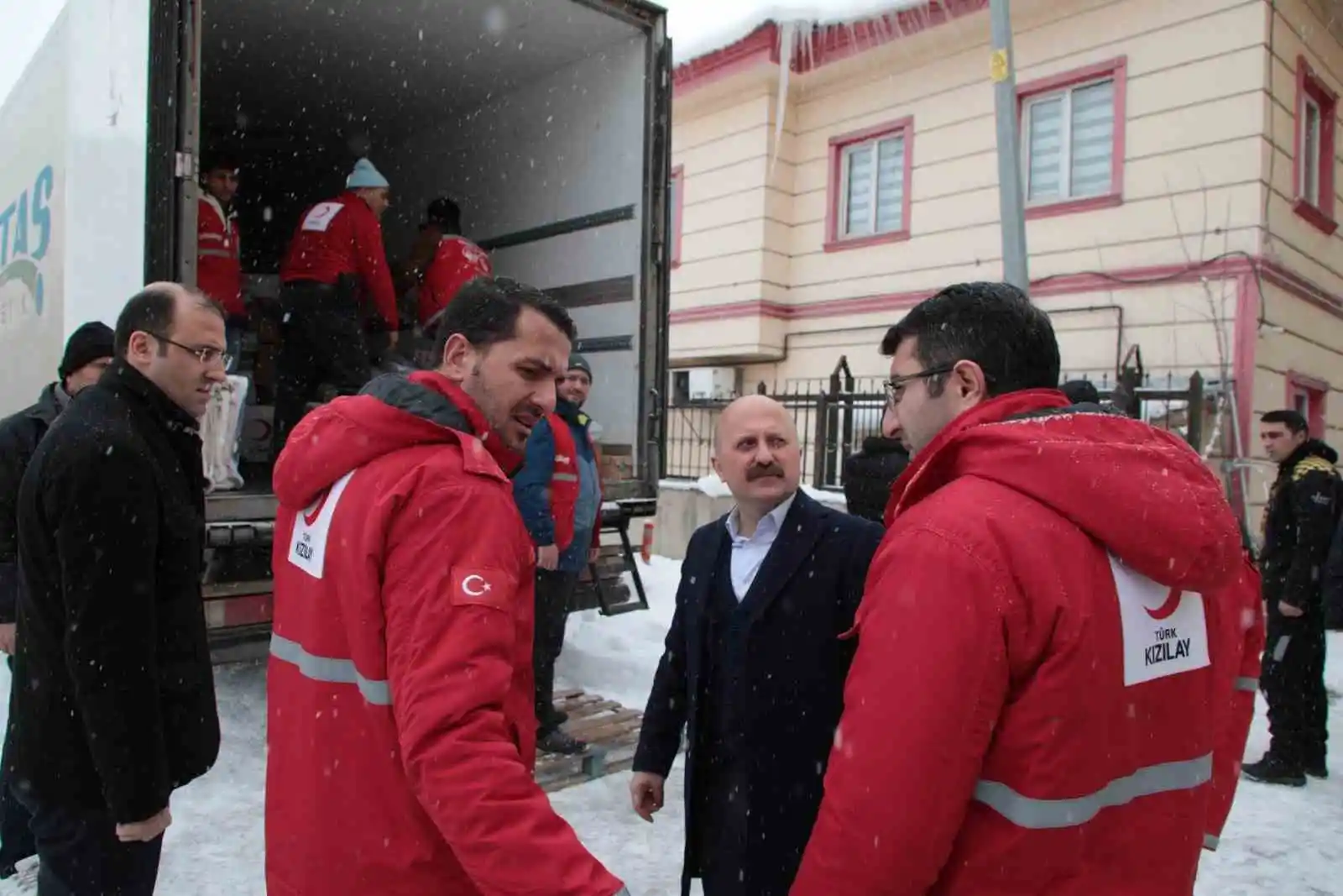 Ağrılılar depremzedeler için tek yürek oldu
