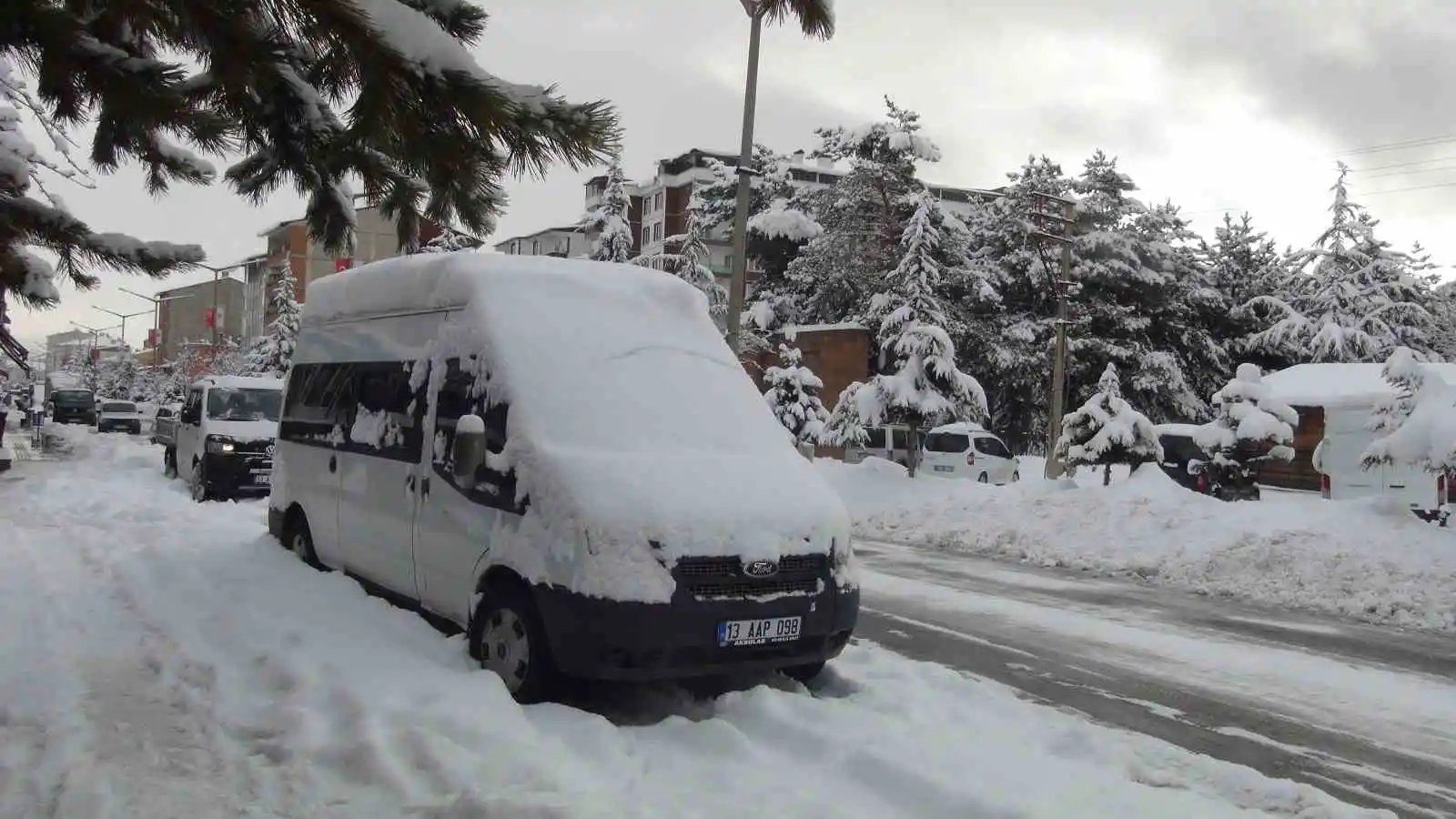 Ahlat'ta yoğun kar yağışı etkisini sürdürüyor
