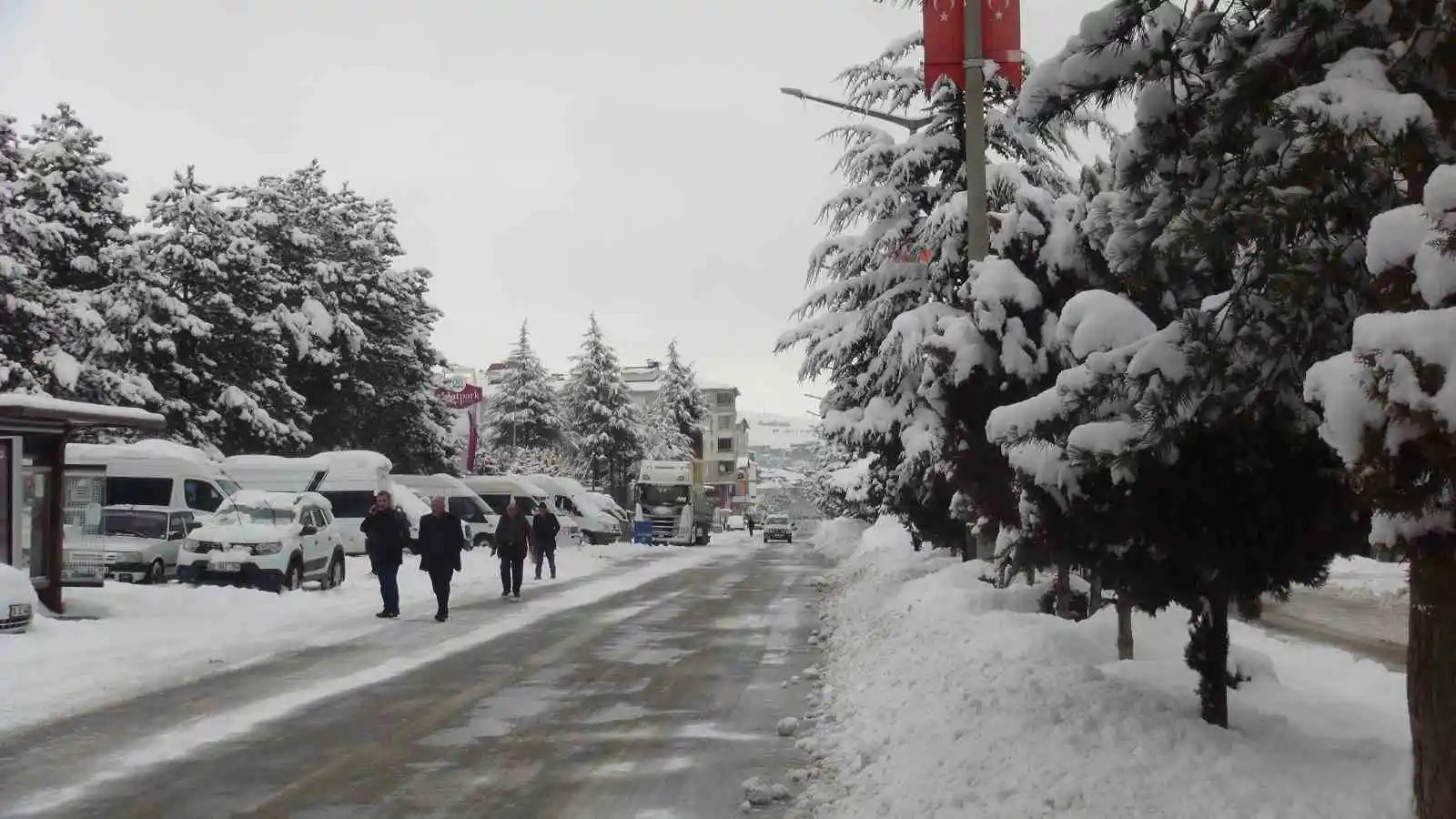 Ahlat’ta yoğun kar yağışı etkisini sürdürüyor
