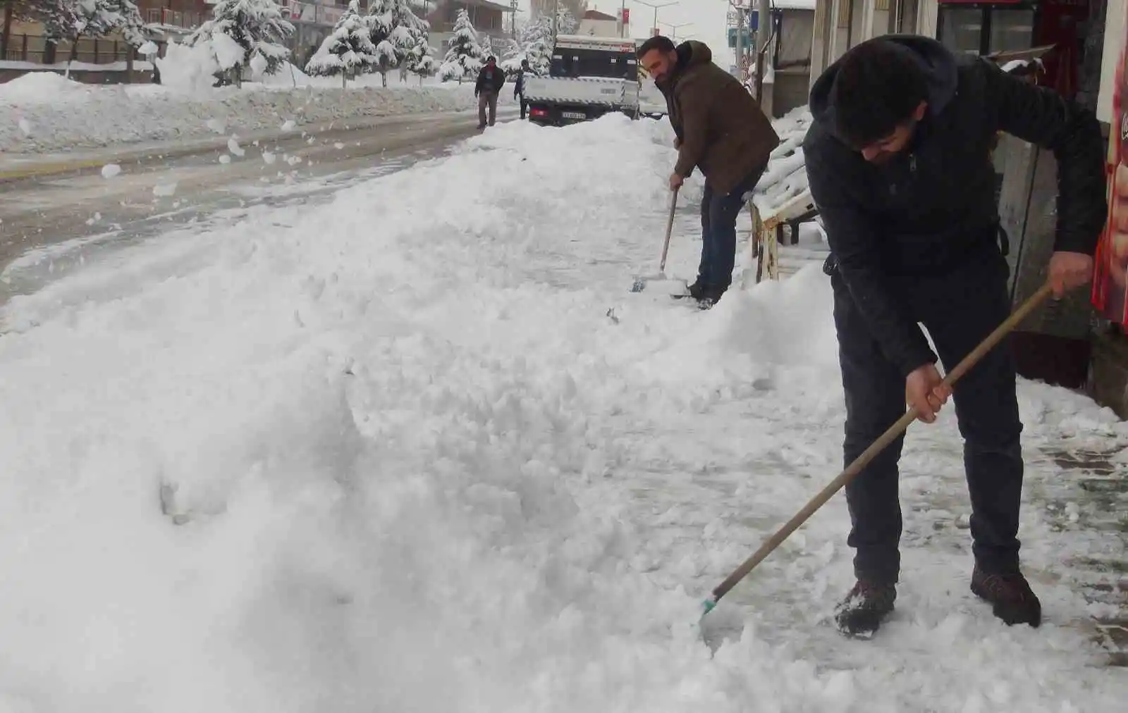 Ahlat’ta yoğun kar yağışı etkisini sürdürüyor
