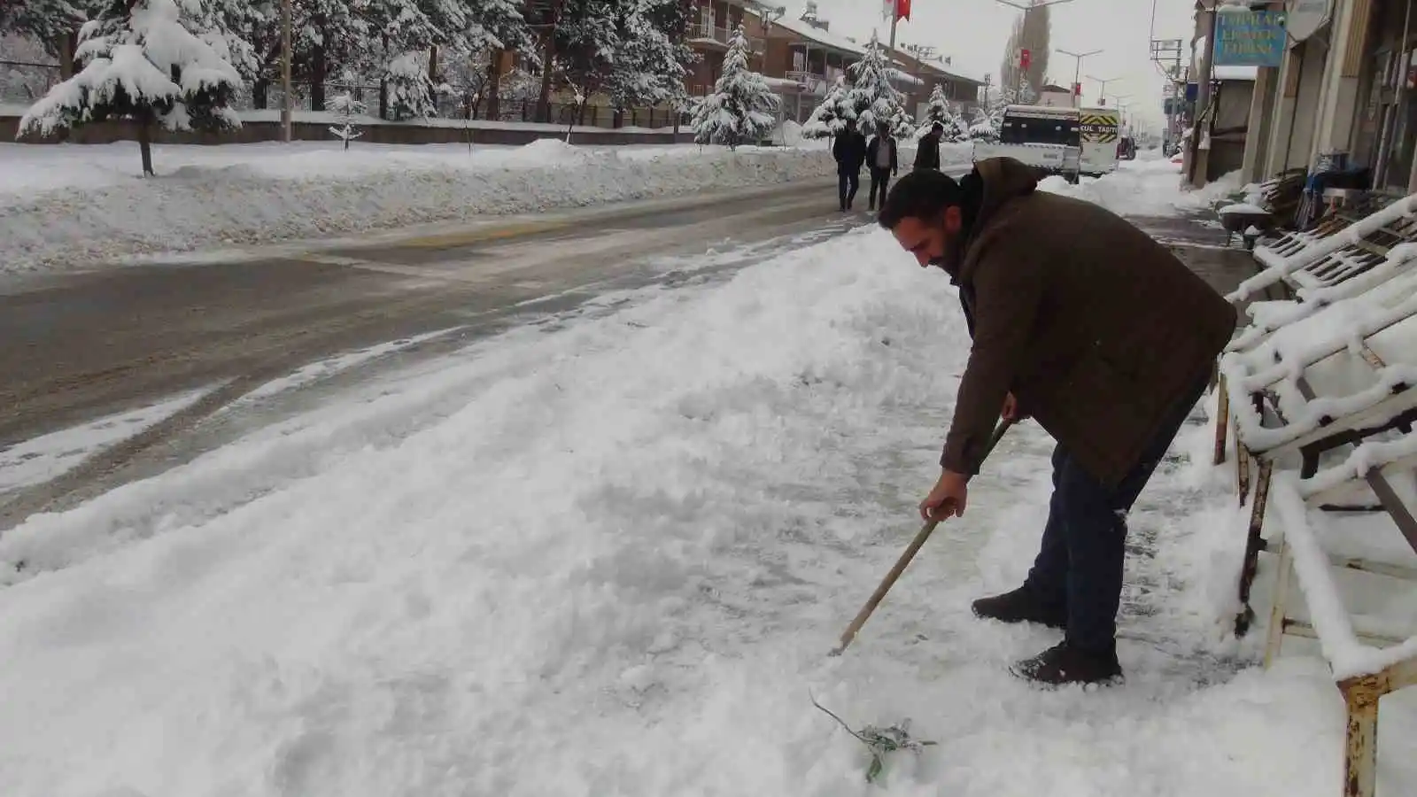 Ahlat’ta yoğun kar yağışı etkisini sürdürüyor
